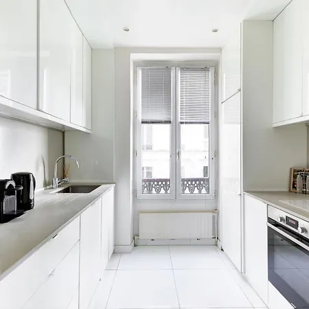 Apartment 3br Parisian Charm Near Champs-elysees & La Defense *