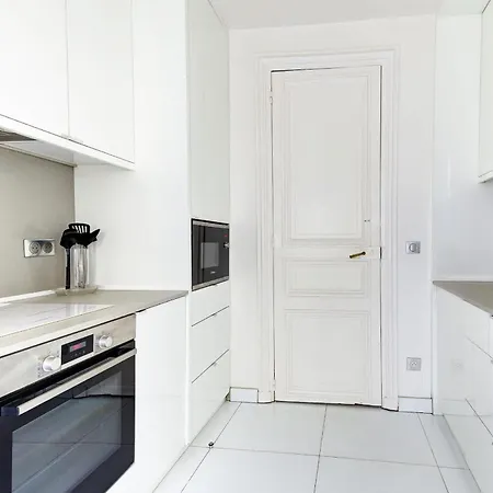 Apartment 3br Parisian Charm Near Champs-elysees & La Defense Paris